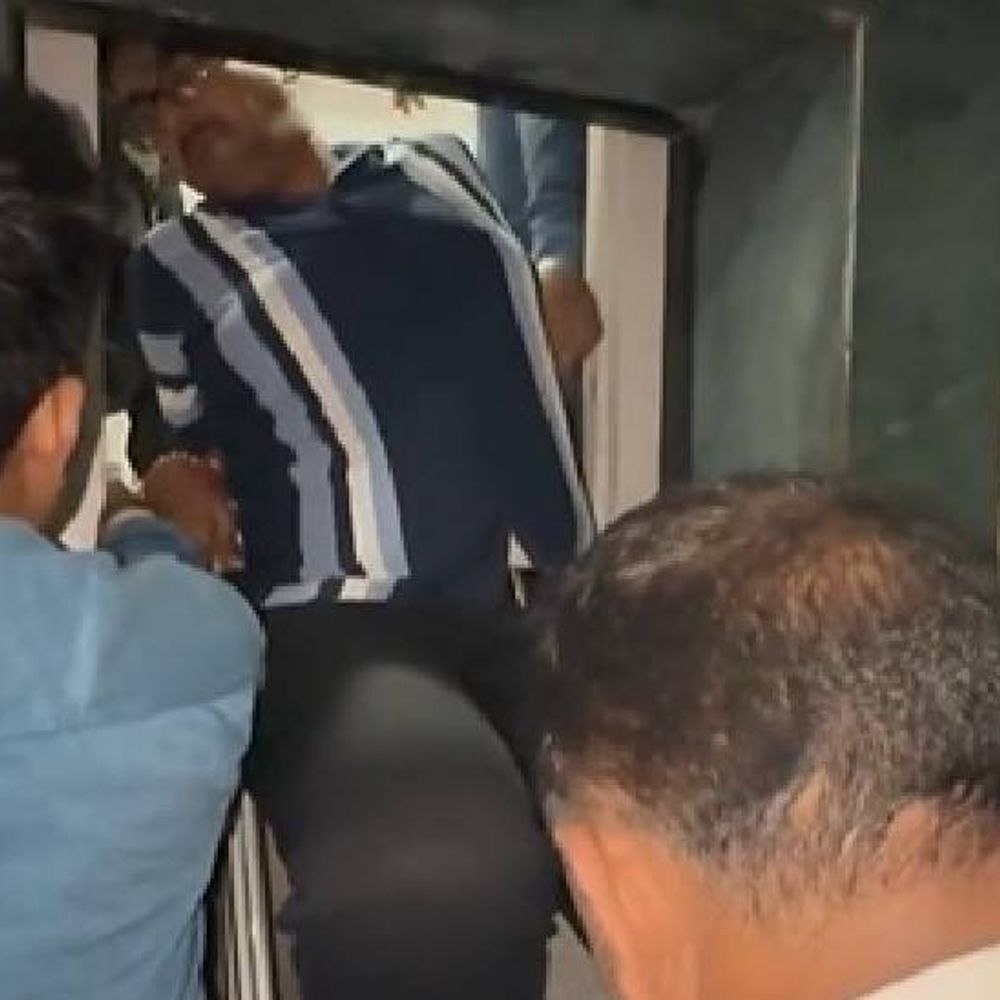 नोएडा की लिफ्ट में फंसे 5 लोग:दो मरीज और दो साल का बच्चा भी फंसा, सीढी लगाकर बाहर निकाला गया