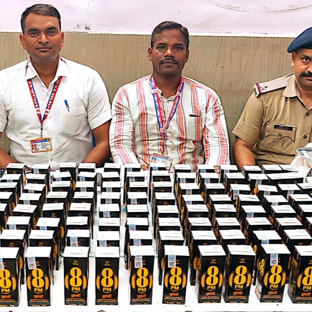 गोरखपुर रेलवे स्टेशन से RPF ने पकड़ा शराब:119 पैक छोड़कर फरार हुआ तस्कर; तलाशने में जुटी पुलिस