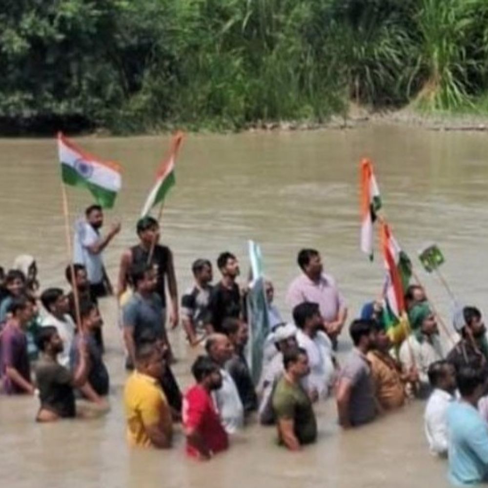 मेरठ सलावा गंगनहर में किया जल सत्याग्रह:यूजीसी एक्ट रोल बैक की मांग को लेकर गंगनहर में उतरे सैकड़ों कार्यकर्ता