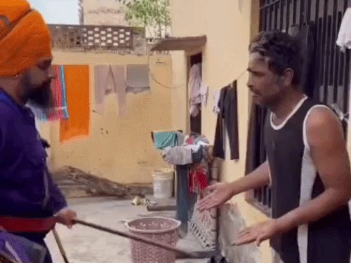 निहंगों ने मां की पिटाई करने वाले बेटे को पीटा,VIDEO:होशियारपुर में 20 सेकेंड में 9 डंडे मारे; बोले- आवाज नहीं आनी चाहिए
