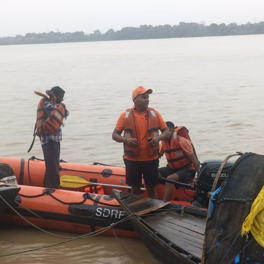 मिर्जापुर में गंगा में डूबा युवक, सात साथी हिरासत में:नाव में पार्टी करने गया था, परिवार ने साथियों पर फेंकने का आरोप लगाया