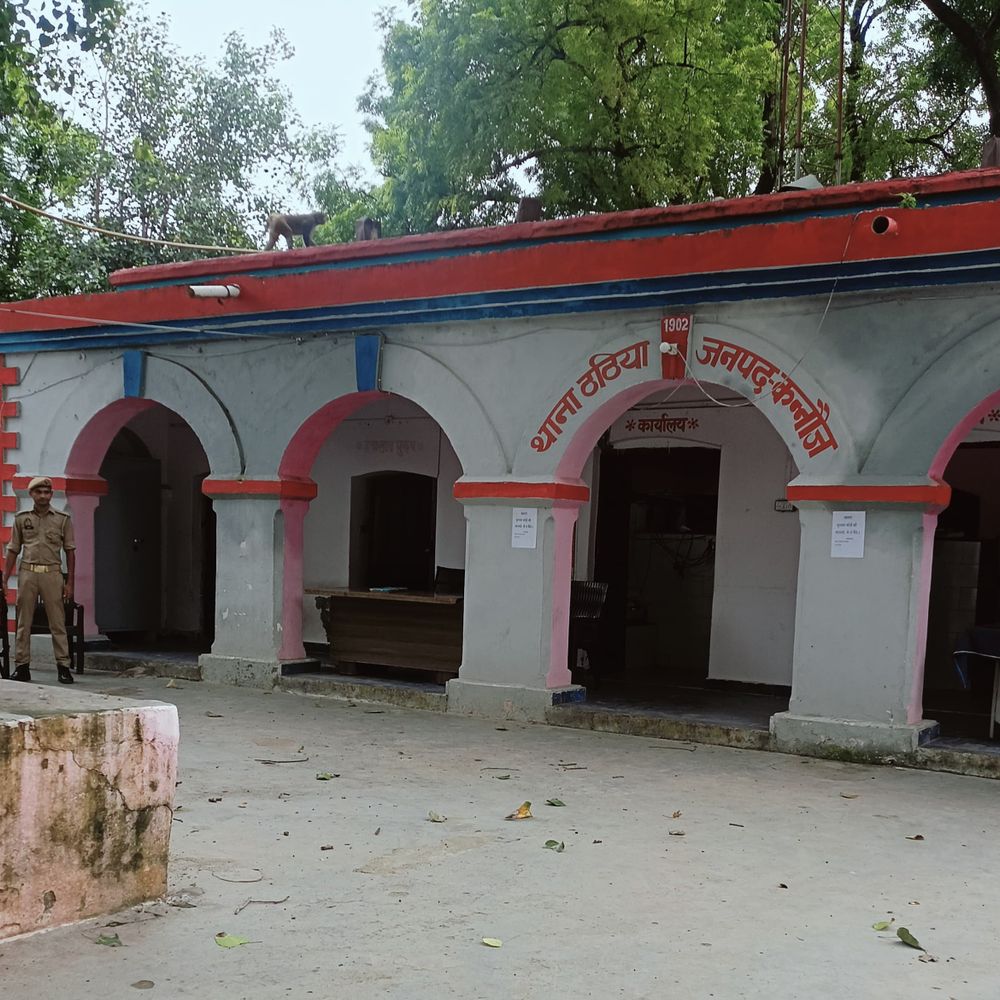 ठठिया थाने के भवन पर मंडराया ढहने का खतरा:बारिश के बीच बरामदे के बाहर चस्पा किया नोटिस, खतरा, कृपया बरामदे में न बैठें