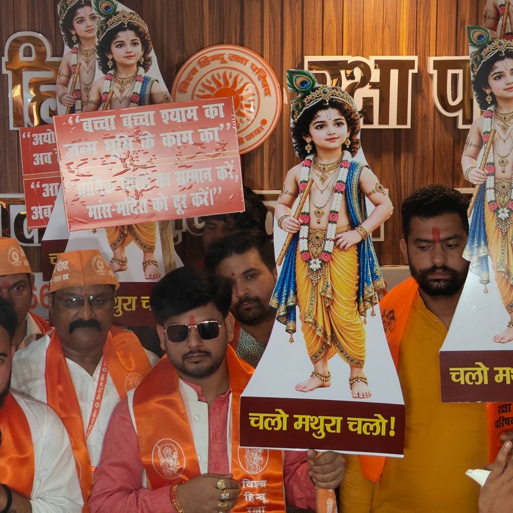 लखनऊ से मथुरा के लिए VHRP का कूच:कृष्ण मंदिर निर्माण की मांग , 'नंद लला हम आएंगे-मंदिर वही बनाएंगे', 'बाबर तेरी हर निशानी भारत से मिटाएंगे' का नारा गूंजा