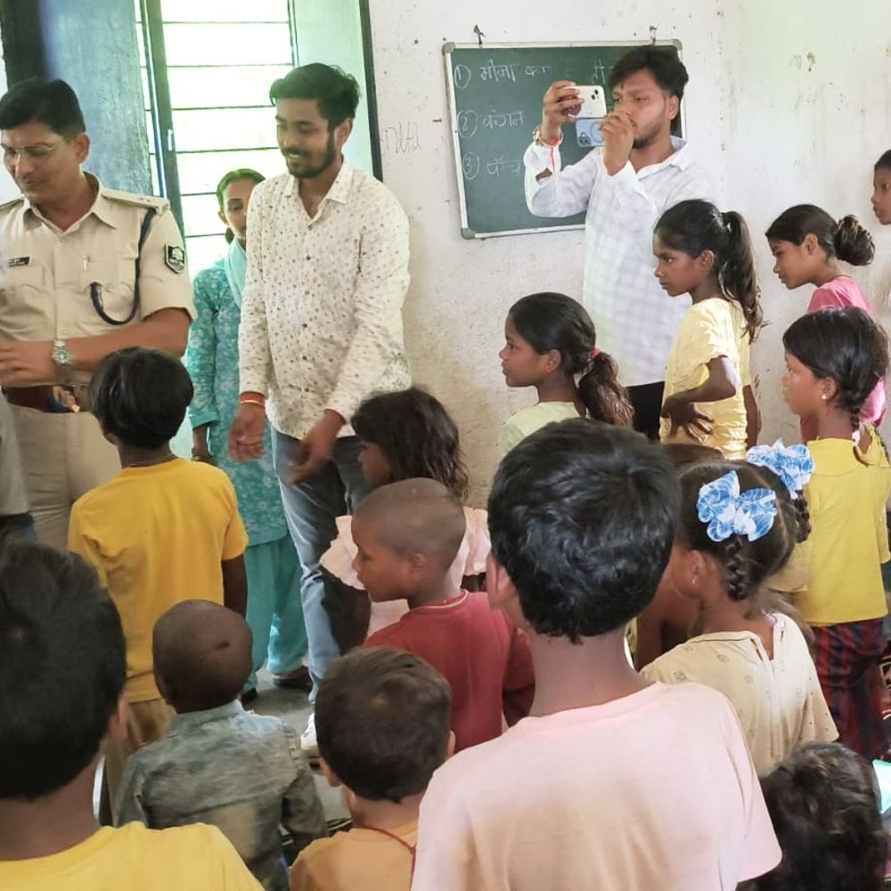 'पढ़ाई-लिखाई के साथ फिटनेस पर जोर':शेखपुरा के महादलित टोला की पाठशाला में बांटी खेल सामग्री, एसपी के निर्देश पर पहुंचे