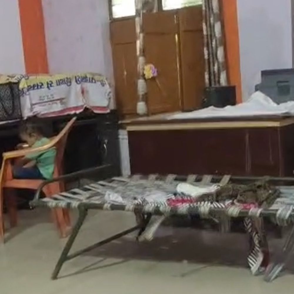 बलरामपुर में आधार सुविधा का दावा बेअसर:यूआरसी के लिए आईं 2 मशीनें 2 साल से BSA कार्यालय में बंद