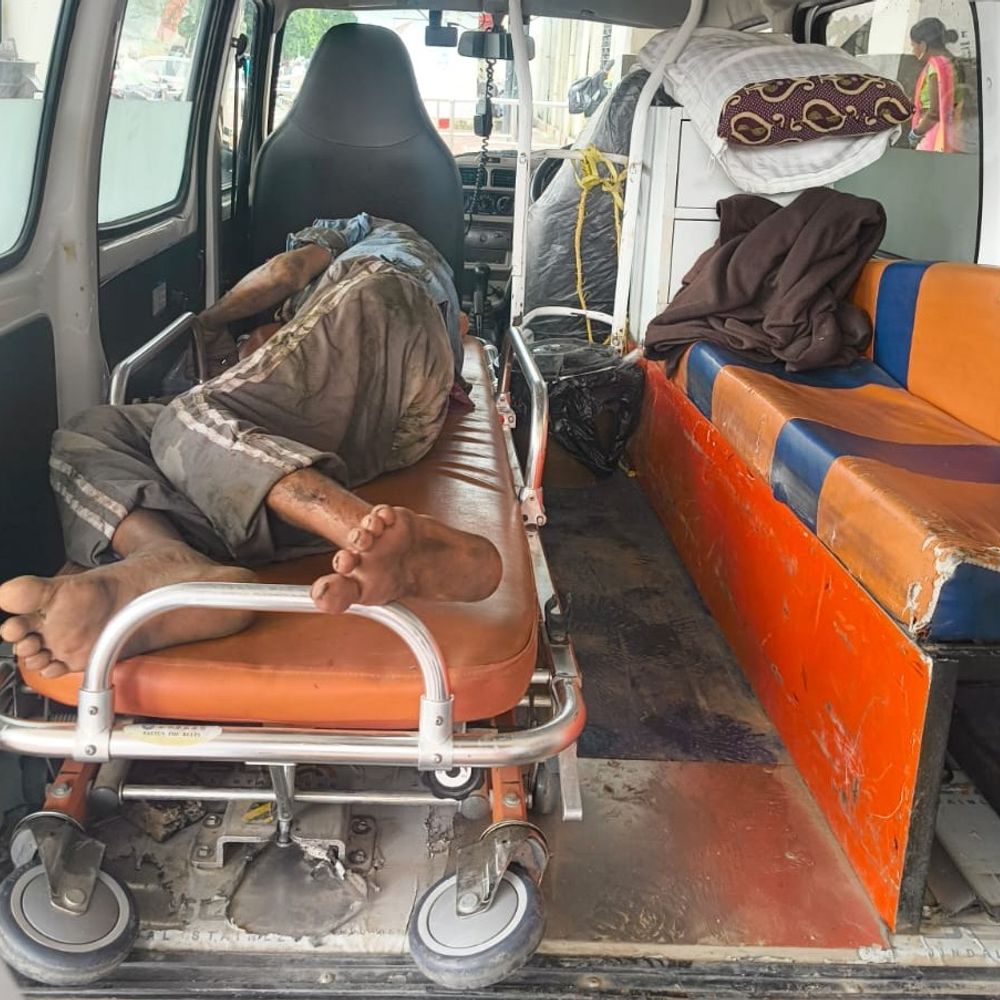 गोंडा में प्लेटफॉर्म के बीच गिरा यात्री:ट्रेन-प्लेटफॉर्म के बीच तड़पता रहा यात्री बेहोश हुआ, मेडिकल कॉलेज किया गया रेफर