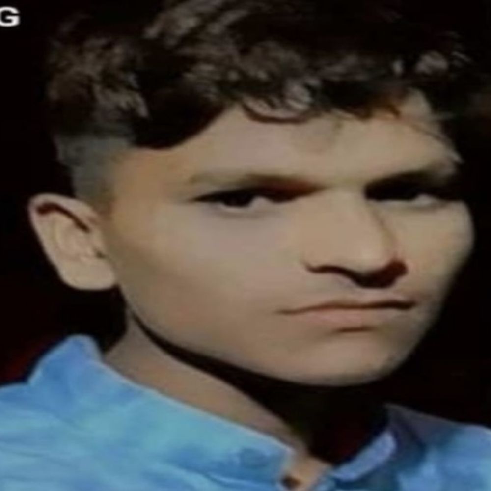 बोलेरो पोल से टकराकर गड्ढे में गिरी, चालक की मौत:सुल्तानपुर में थाने से 200 मीटर दूर हुआ हादसा, अस्पताल में तोड़ा दम