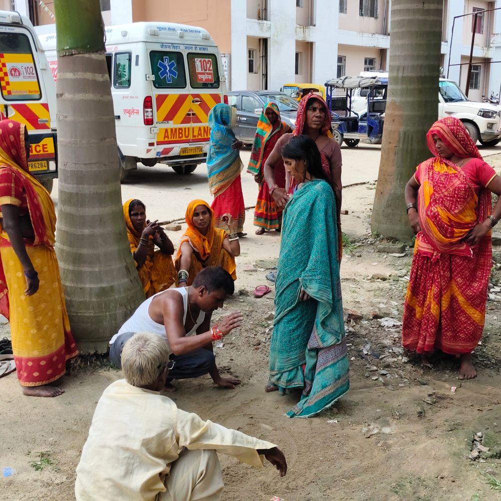 मधेपुरा सदर अस्पताल कैंपस में सांप काटे मरीज का झाड़फूंक:एंटी स्नेक वेनम की 28 वायल दी गई थी; इलाज के दौरान ही दवा काउंटर के पास झाड़फूंक