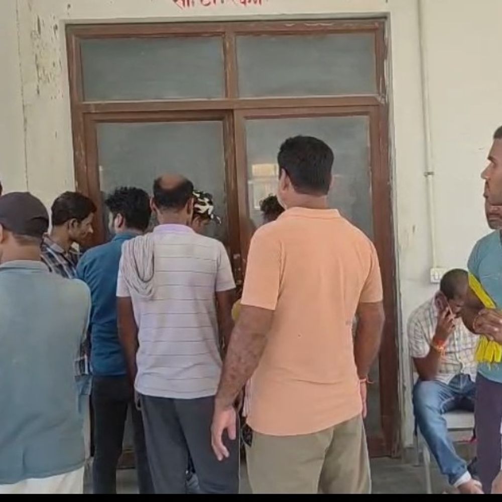 पोल में करंट आने से 55 वर्षीय महिला की मौत:बेतिया में घर के दरवाजे पर खड़ी थीं,परिजन बोले-'बिजली विभाग की लापरवाही'
