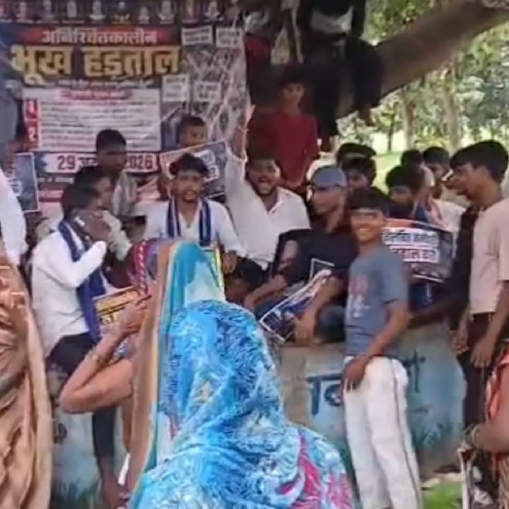 आंबेडकर प्रतिमा लगाने-हटाने का विवाद फिर गरमाया:देवरिया में मुकदमे वापस लेने की मांग पर भीम आर्मी कार्यकर्ता भूख हड़ताल पर बैठे