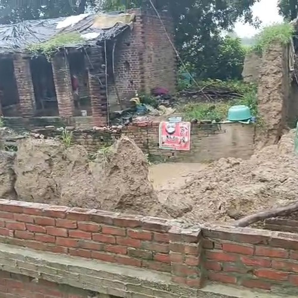 सीतापुर में बारिश के बीच कच्ची दीवार छप्पर समेत गिरी:पति-पत्नी और 2 साल की बेटी समेत 5 घायल, पुलिस ने अस्पताल में कराया भर्ती