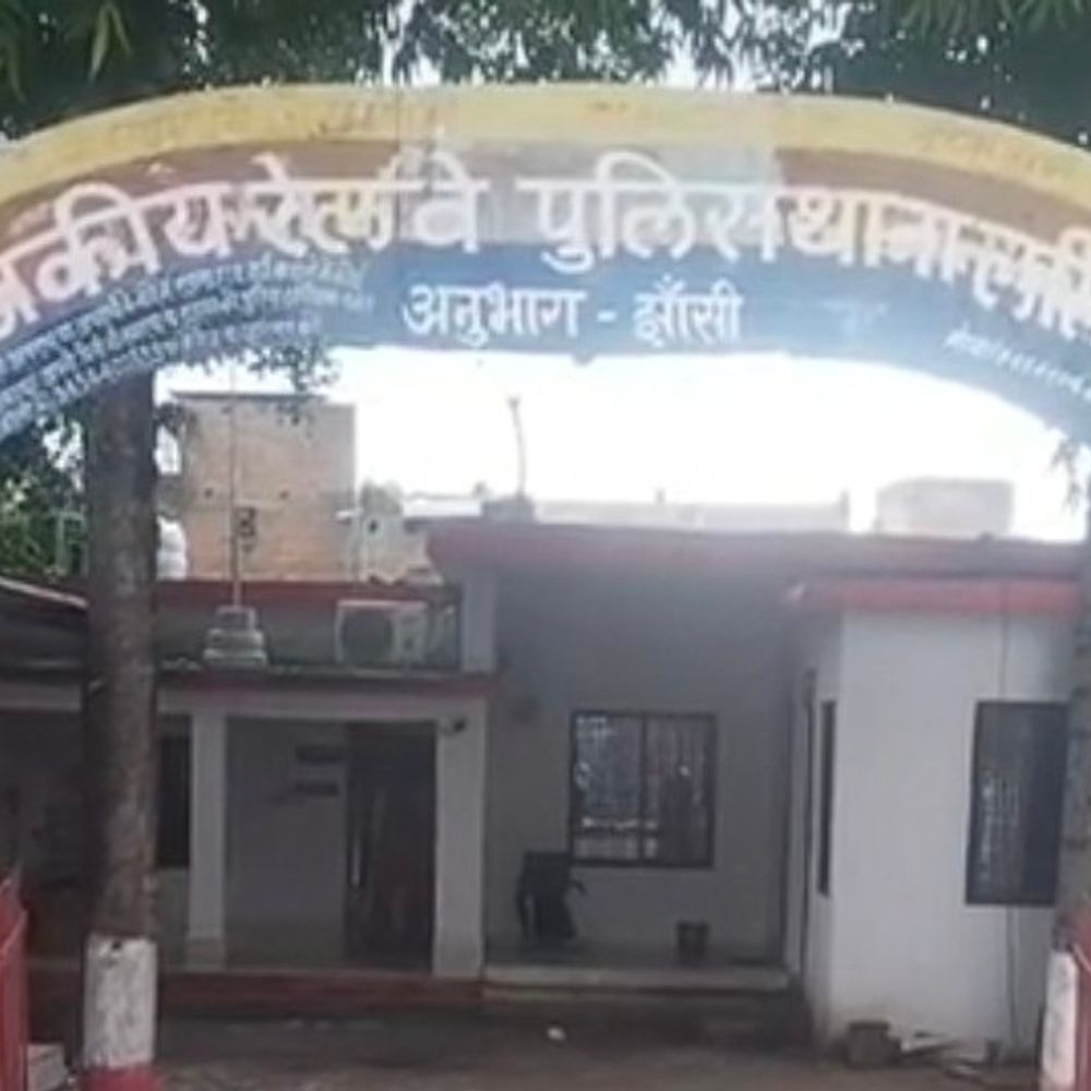गोरखपुर सुपरफास्ट एक्सप्रेस में महिला का मोबाइल चोरी:भोपाल स्टेशन पर भीड़ का फायदा उठाकर वारदात, ललितपुर जीआरपी ने दर्ज किया केस