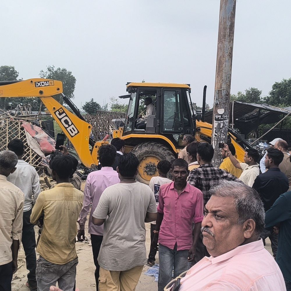 ट्रैफिक सिपाही से मारपीट के बाद चला बुलडोजर:मैनपुर में प्रशासन ने अतिक्रमण के खिलाफ कार्रवाई की