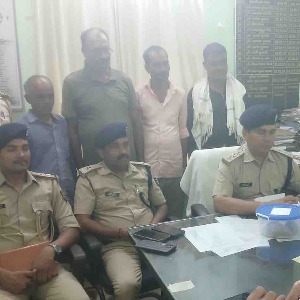 मोतिहारी में 300 ग्राम हेरोइन के साथ 4 तस्कर अरेस्ट:बेतिया से छपवा होते हुए सुगौली ला रहे थे खेप; स्कॉर्पियो और 4 मोबाइल जब्त