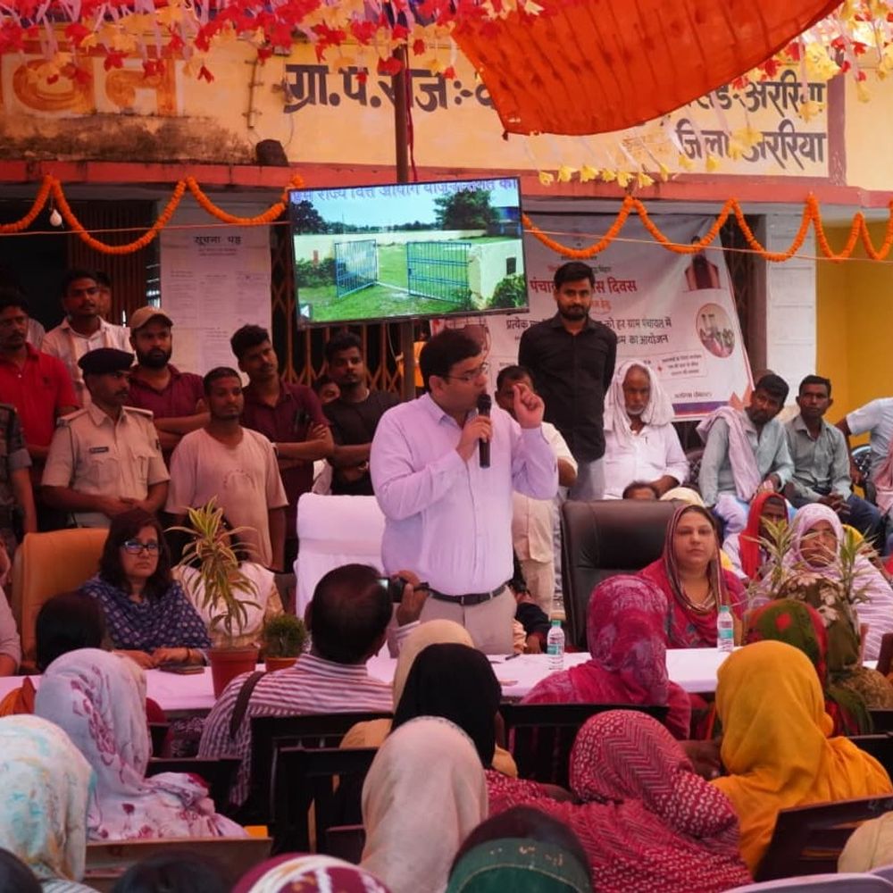 DM बोले-'विकास योजनाओं को समय पर पूरा करें':कमलदहा पंचायत में विकास दिवस मनाया, पारदर्शिता और जनभागीदारी पर जोर