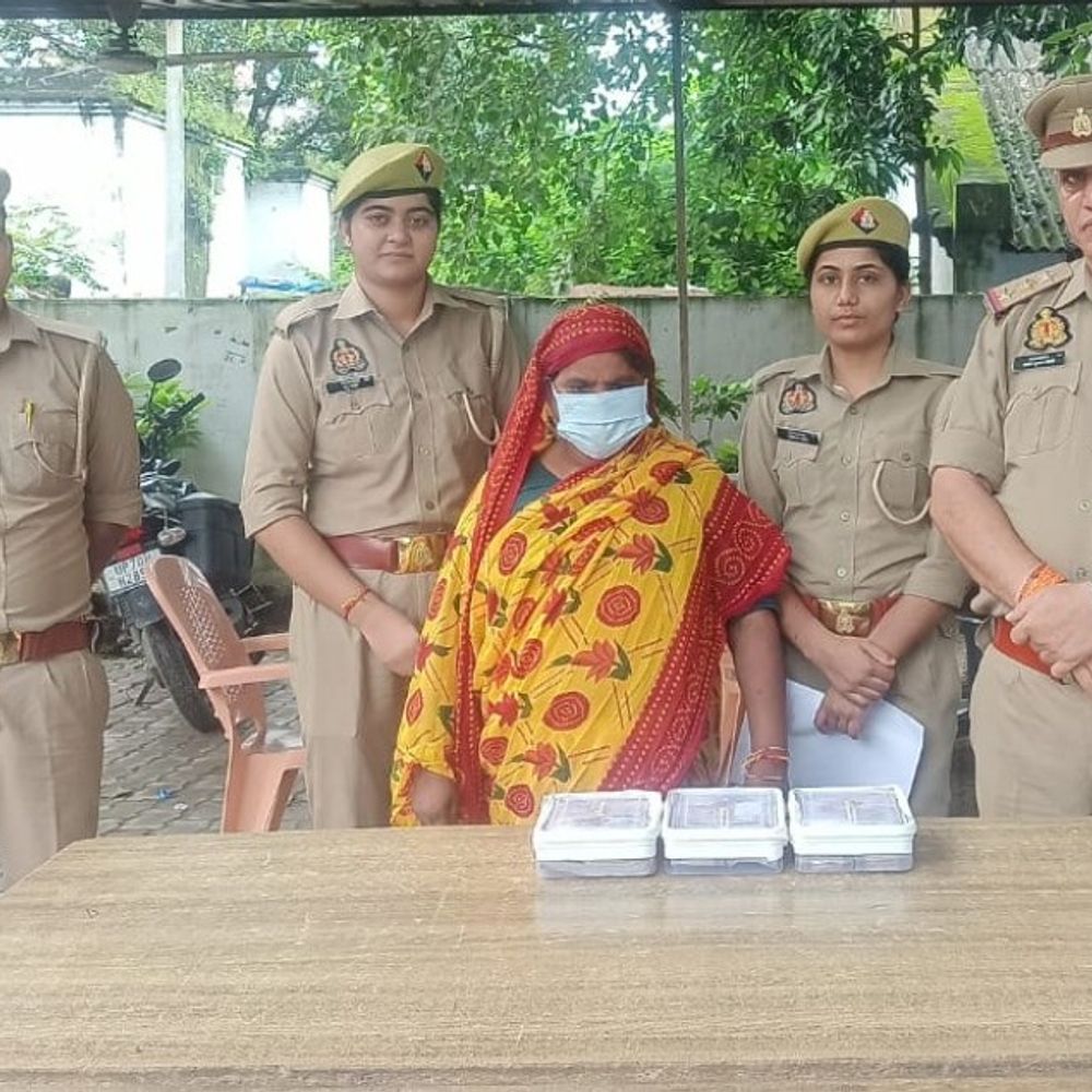 व्यापारी के घर चोरी का मामला, आरोपी की पत्नी गिरफ्तार:हरदोई में 13.71 लाख रुपए बरामद, खाते में 2.50 लाख फ्रीज