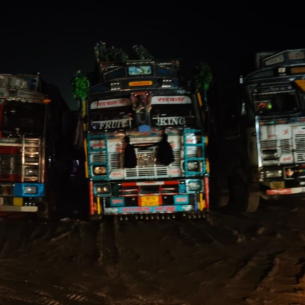छतरपुर में NH-39 पर भारी वाहनों की पार्किंग:धर्मकांटे के पास ट्रक खाई में पलटा, ड्राइवर घायल; कमिश्नर की गाड़ी हादसे से बची