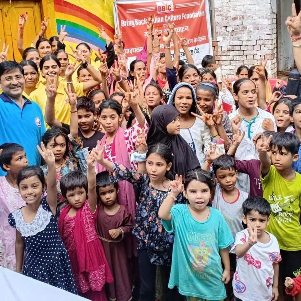 लखनऊ में निःशुल्क शिक्षण केंद्र का उद्घाटन:कायस्थ परिसर में बच्चों को अध्ययन सामग्री बांटी, शाम को चलेंगी कक्षाएं
