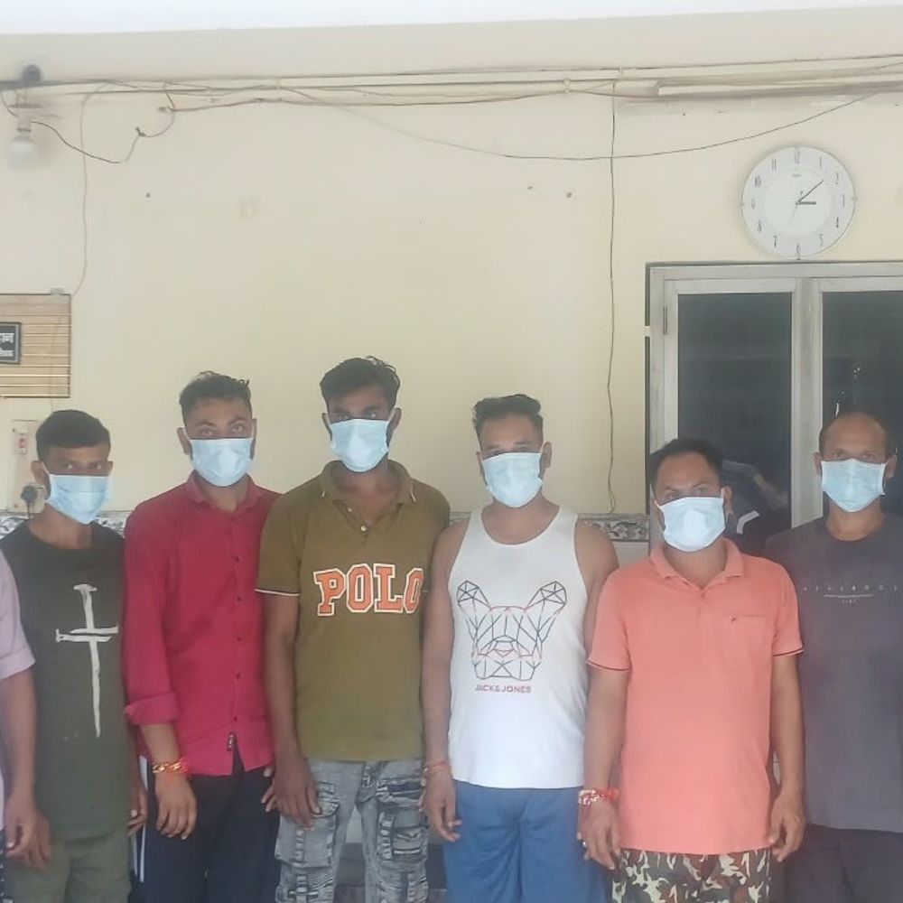 हापुड़ में शराब पीने को लेकर दो पक्षों में विवाद:लाठी-डंडे और ईंट-पत्थर चले, 6 से ज्यादा घायल; 20 से अधिक पर केस