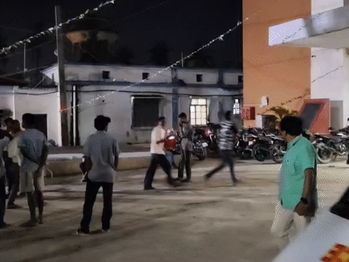ट्रैक्टर ने 2 बाइक को मारी टक्कर, युवक की मौत:मधेपुरा में 3 गंभीर घायल, लोगों ने पहुंचाया अस्पताल; चालक फरार