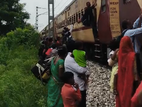 ट्रेन में धुआं उठने पर उतरकर भागे यात्री:आग की अफवाह पर खेतों की ओर दौड़े, कई ने सामान छोड़ा; 12 लोग घायल