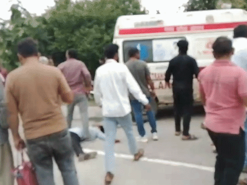 दो कारों ने बाइक को टक्कर मारी, युवक की मौत:मरने वाला आष्टा का रहने वाला था; दो घायलों को 108 से सीहोर लाए गए