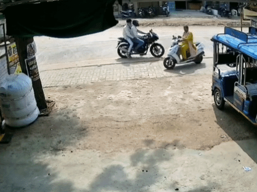 छतरपुर में महिला आरक्षक से दिनदहाड़े चेन स्नैचिंग:2 तोला सोने की चेन झपटकर भागे बदमाश, काले पल्सर से आए थे दो बदमाश