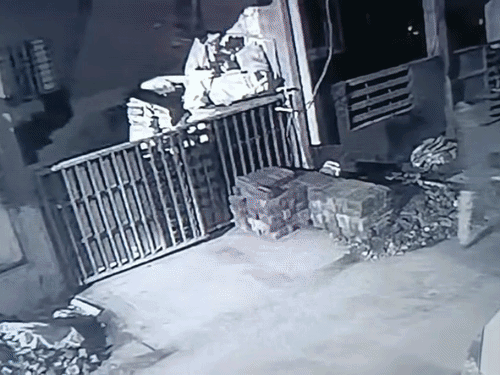 उज्जैन में तीन सूने मकानों में चोरी:2 घंटे में लाखों के जेवर और नकदी पार, CCTV में 4 संदिग्ध कैद; पुलिस जांच में जुटी