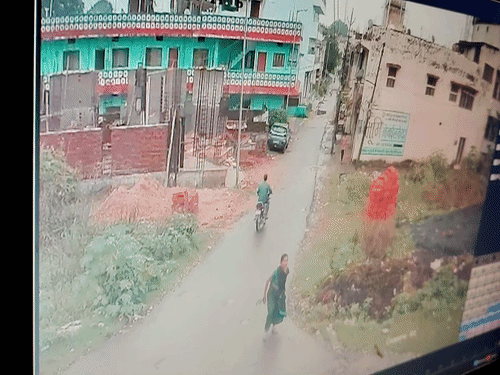 नाले में गिरने से महिला की मौत, VIDEO:अंबिकापुर जाने के लिए निकली महिला को रास्ते में आया चक्कर, नाले में गिरकर गई जान