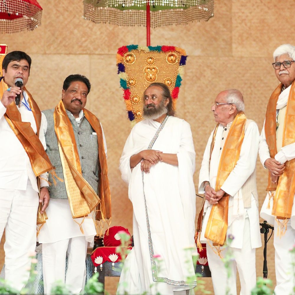 लखनऊ प्रतिनिधिमंडल ने गुरुदेव रविशंकर से की मुलाकात:बेंगलुरु आश्रम में मिले, कार्यक्रम में आने के लिए दिया निमंत्रण