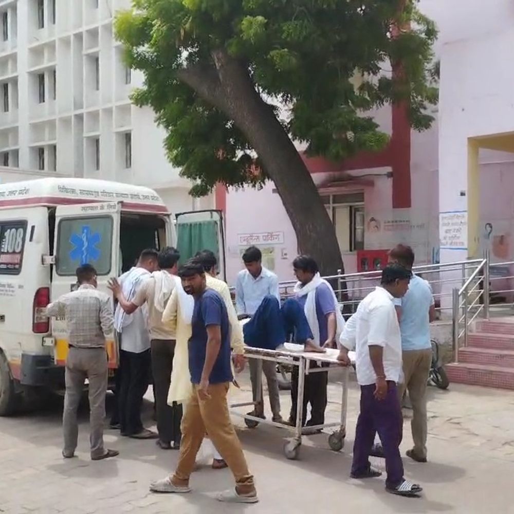 मथुरा में सर्पदंश से किसान की मौत:घर में जमीन पर सो रहे थे, आगरा ले जाते समय दम तोड़ा