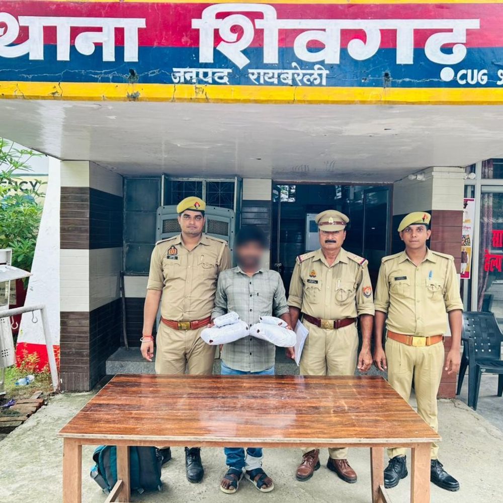 रायबरेली में गांजा तस्कर गिरफ्तार:2 किलो से अधिक गांजा और ई-रिक्शा जब्त, मुखबिर की सूचना पर दबोचा
