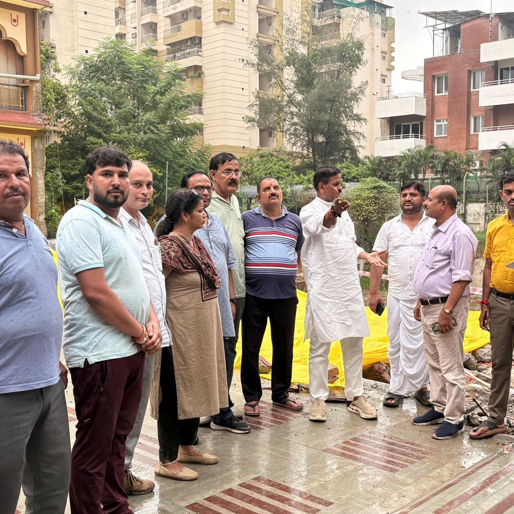 स्वामी नारायण मंदिर गिरने से आसपास के भवनों में कंपन:प्रयागराज मेयर ने MNNIT-IIIT टीम से जांच के दिए निर्देश