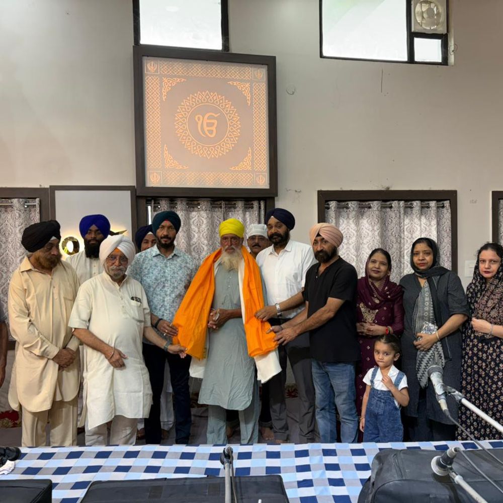 गोरखपुर में हरमिंदर सिंह का स्वागत:पैदल भारत भ्रमण पर निकले सरदार का जटाशंकर गुरुद्वारे में अभिनंदन