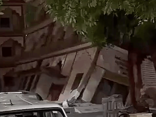 स्वामी नारायण मंदिर की दीवार ढहने में FIR:प्रयागराज में PDA अफसर बोले , बिना नई दीवार बनवाए कराई बेसमेंट की खुदाई