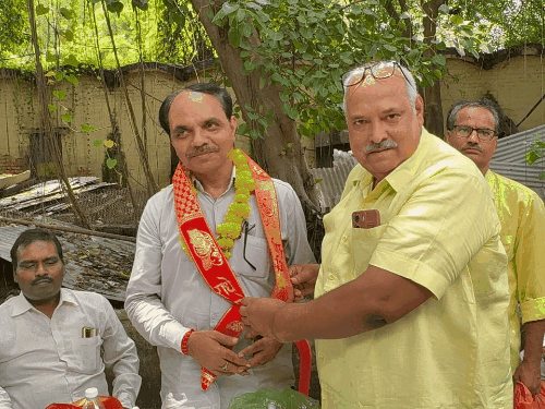 कानपुर सेंट्रल माल गोदाम में श्रमिकों का नि:शुल्क हेल्थ चेकअप:ई-श्रम, EPF और ESIC की दी जानकारी, बोले- अधिकार लड़ कर लीजिए