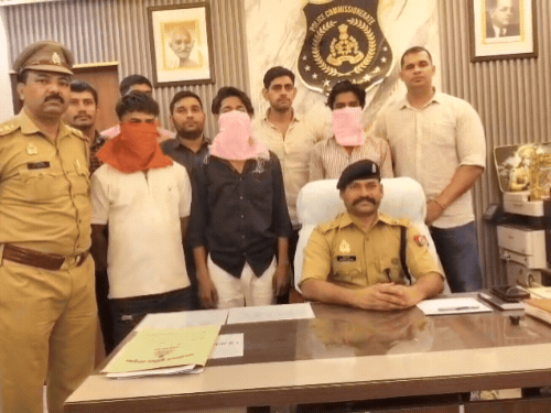कर्जा चुकाने के लिए पेशाक कारोबारी को लूटा था:आगरा में 2.5 लाख की लूट में 3 अरेस्ट, कारोबारी के पूर्व कर्मचारी ने दिया था साथ
