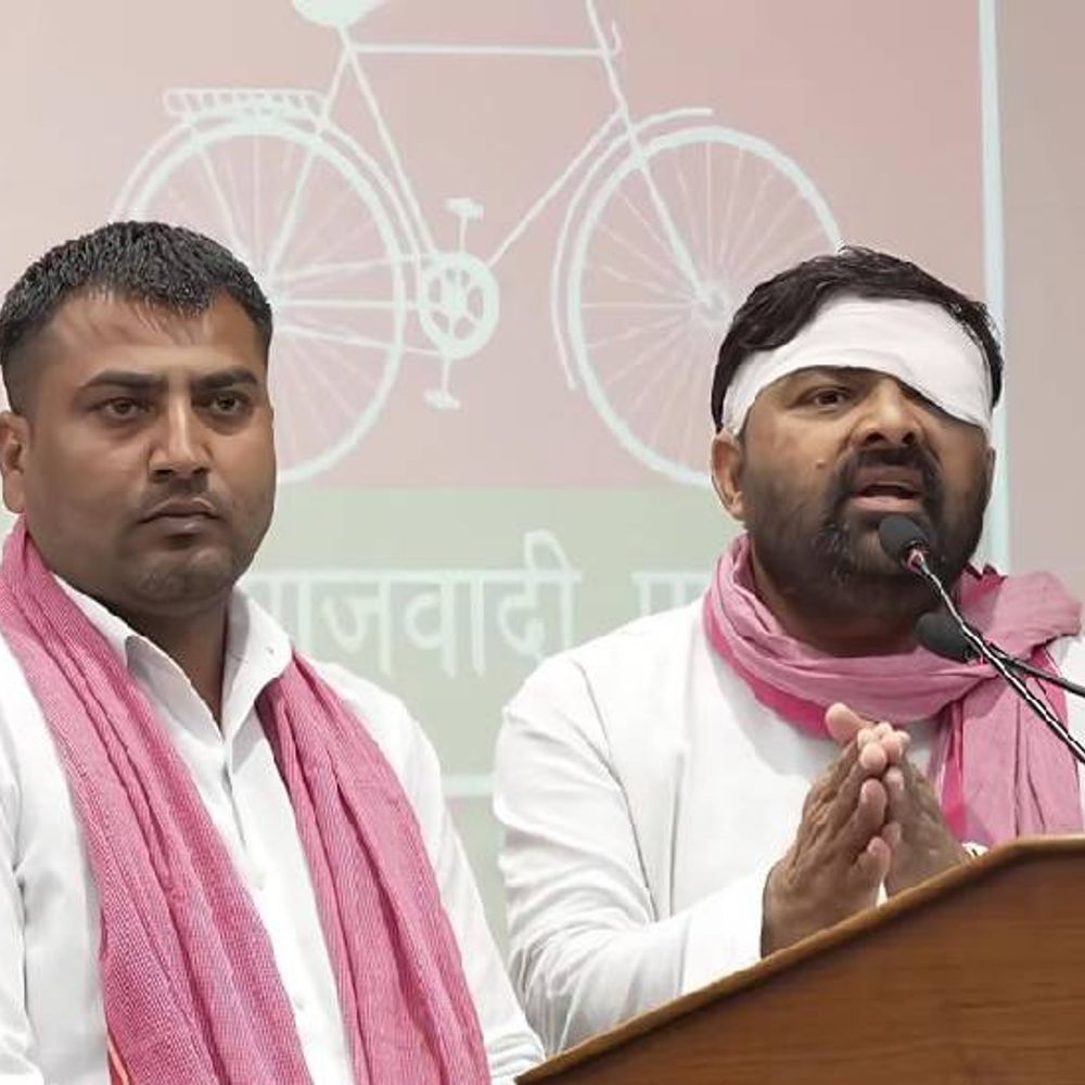 ‘ SSP ने आंख में लात मारी, उल्टा लटकाकर पीटा’:किसान नेता दिग्विजय-मोहित जाटव अखिलेश से मिले, कहा- अभी केस दर्ज नहीं हुआ