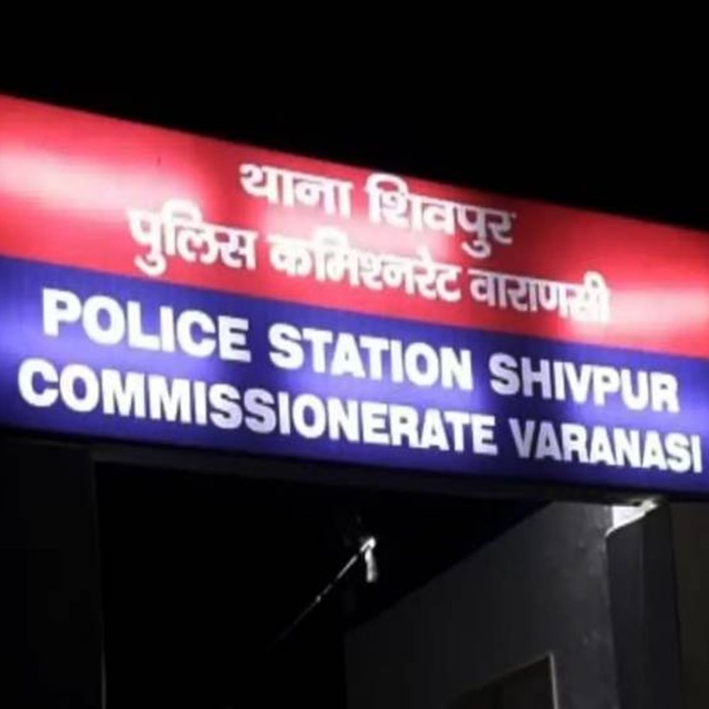 शिवपुर में युवक से RC-DL मांगने पर दारोगा से मारपीट:चौकी प्रभारी को धक्का देकर सड़क पर गिराया, वर्दी का मोनोग्राम तोड़ा