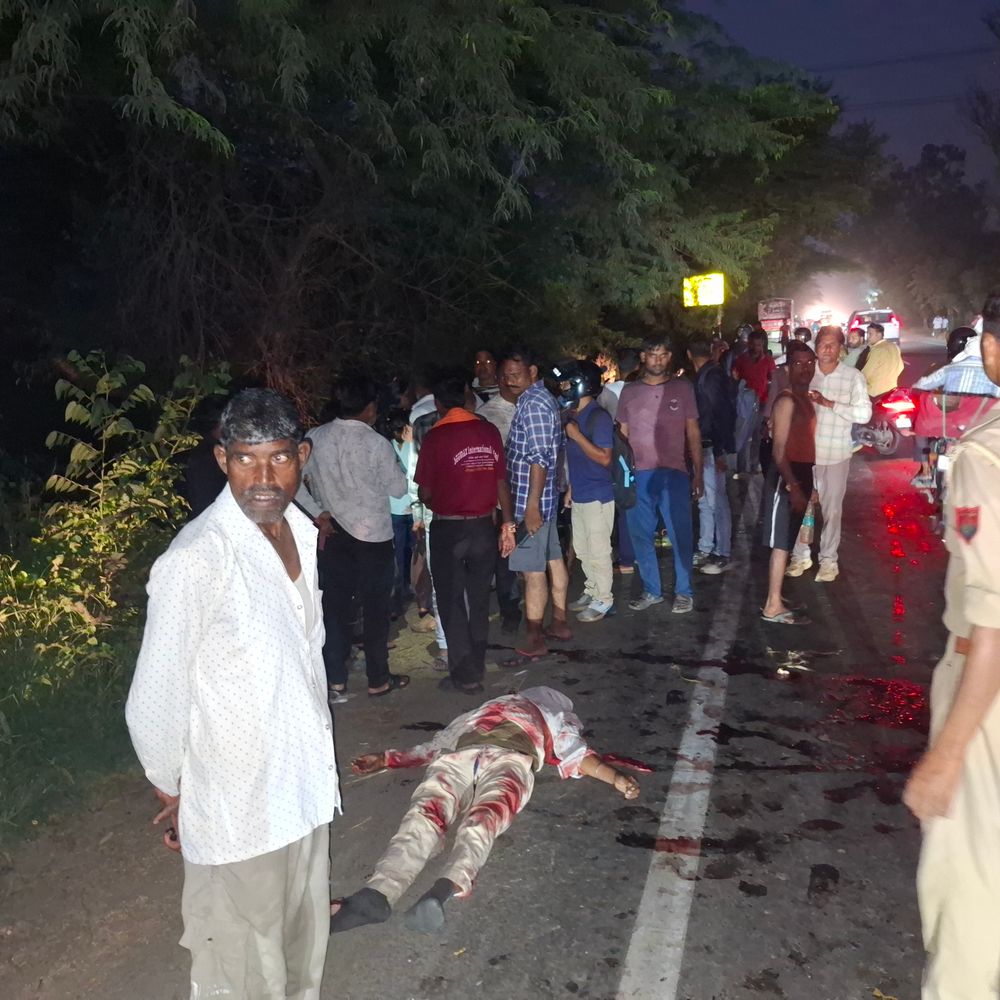 हाथरस में टेंपो-बाइक की भिड़ंत, 2 की मौत:युवती गंभीर घायल, तेरहवीं कार्यक्रम से लौटते समय हादसा