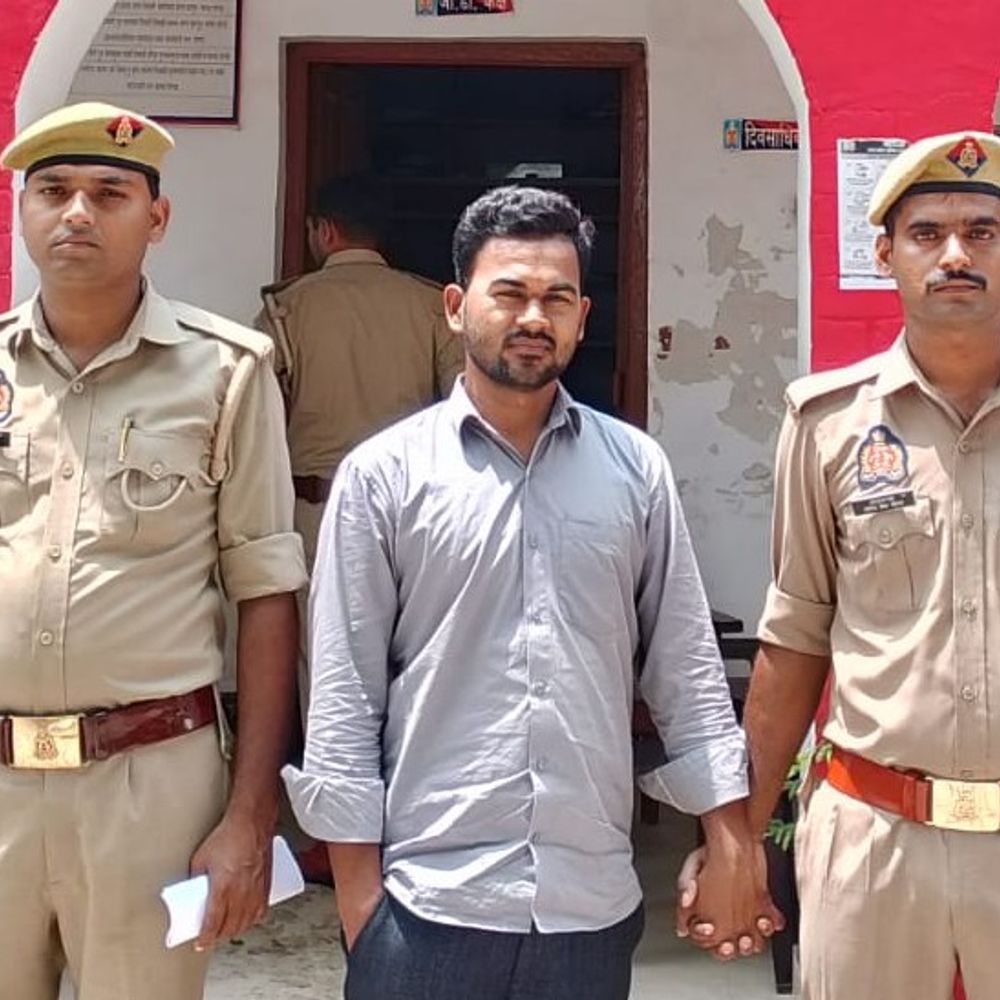 दुष्कर्म-केस में जेल से छूटा आरोपी, पटाखे फोड़कर मनाया जश्न:पीड़िता को गाड़ी से कुचलने की धमकी, गोंडा में पीड़िता ने थाने पहुंचकर मांगी सुरक्षा