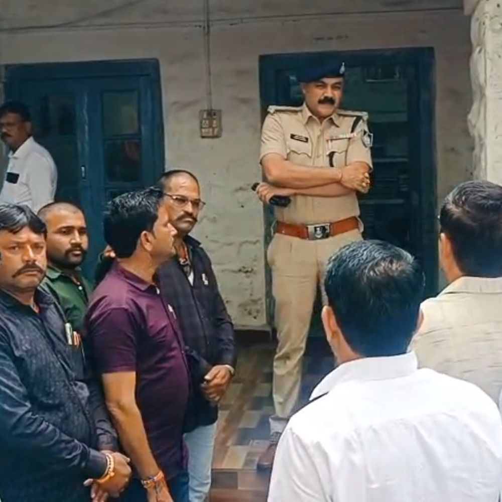 सरपंच प्रतिनिधि से मारपीट करने वालों पर कार्रवाई की मांग:ग्रामीणों ने बरा चौकी के सामने सड़क पर किया प्रदर्शन, सरपंच संघ ने एसडीओपी को दिया ज्ञापन