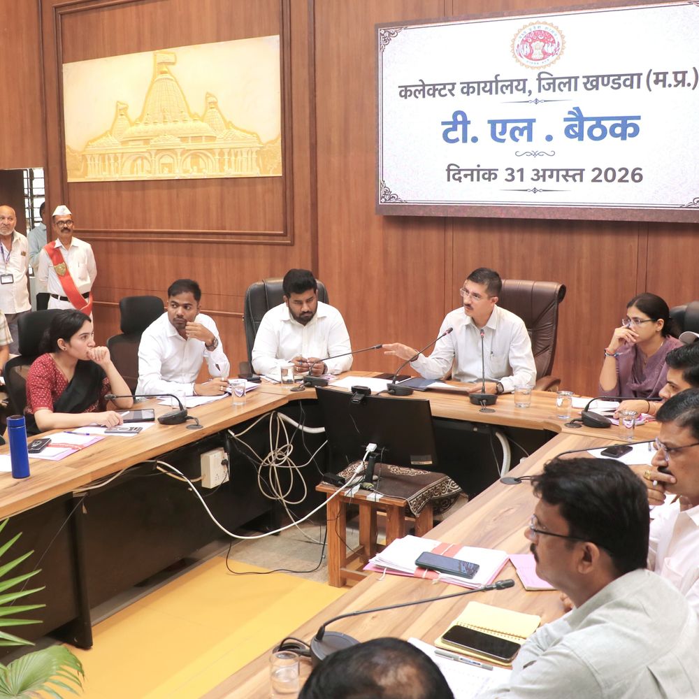 CM हेल्पलाइन में लापरवाही पर 3 अफसरों का वेतन कटेगा:कलेक्टर ने कहा- शिकायतें खुद देखें, ऑपरेटर के भरोसे न छोड़ें