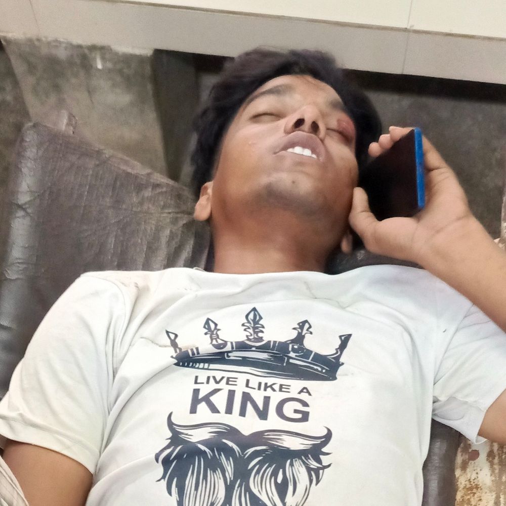 घाटमपुर में स्पीड ब्रेकर पर पलटा ऑटो:चालक गंभीर घायल; ग्रामीणों ने ब्रेकर की बनावट पर उठाए सवाल