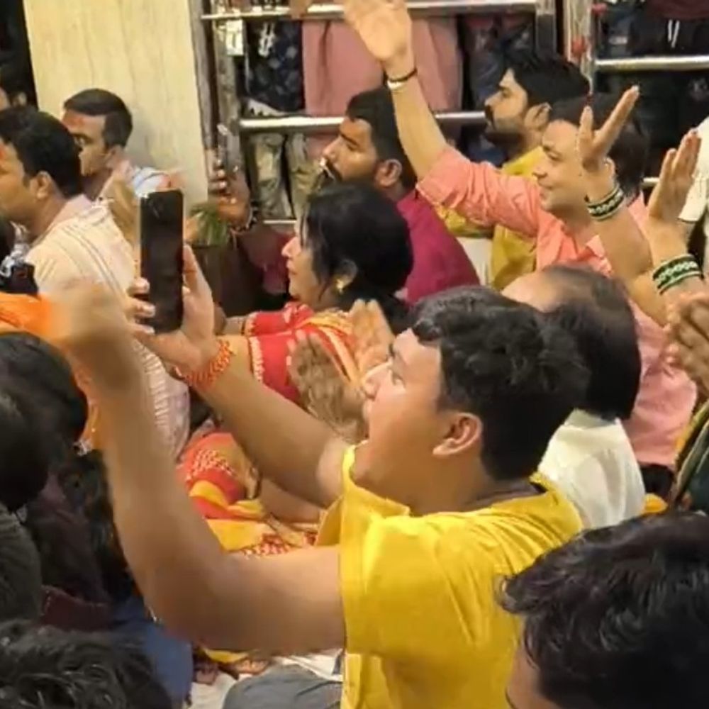 मां विंध्यवासिनी जयंती पर विंध्याचल धाम जगमगाया:मिर्जापुर भक्ति गीतों और जयकारों से देर रात तक गूंजा मंदिर परिसर
