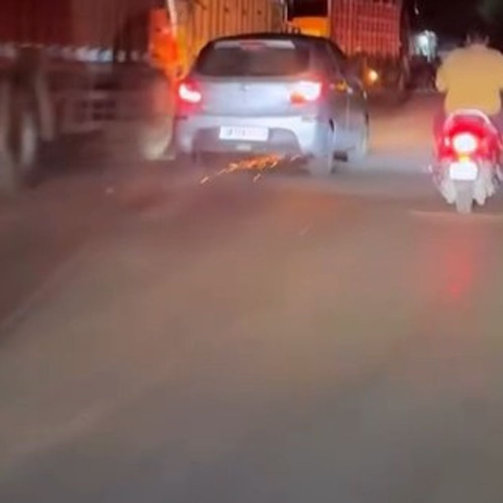 कार में फंसी स्कूटी दो किमी घिसटी:स्कूटी सवार गिरा, वीडियो वायरल होने पर थाने पहुंचा मामला