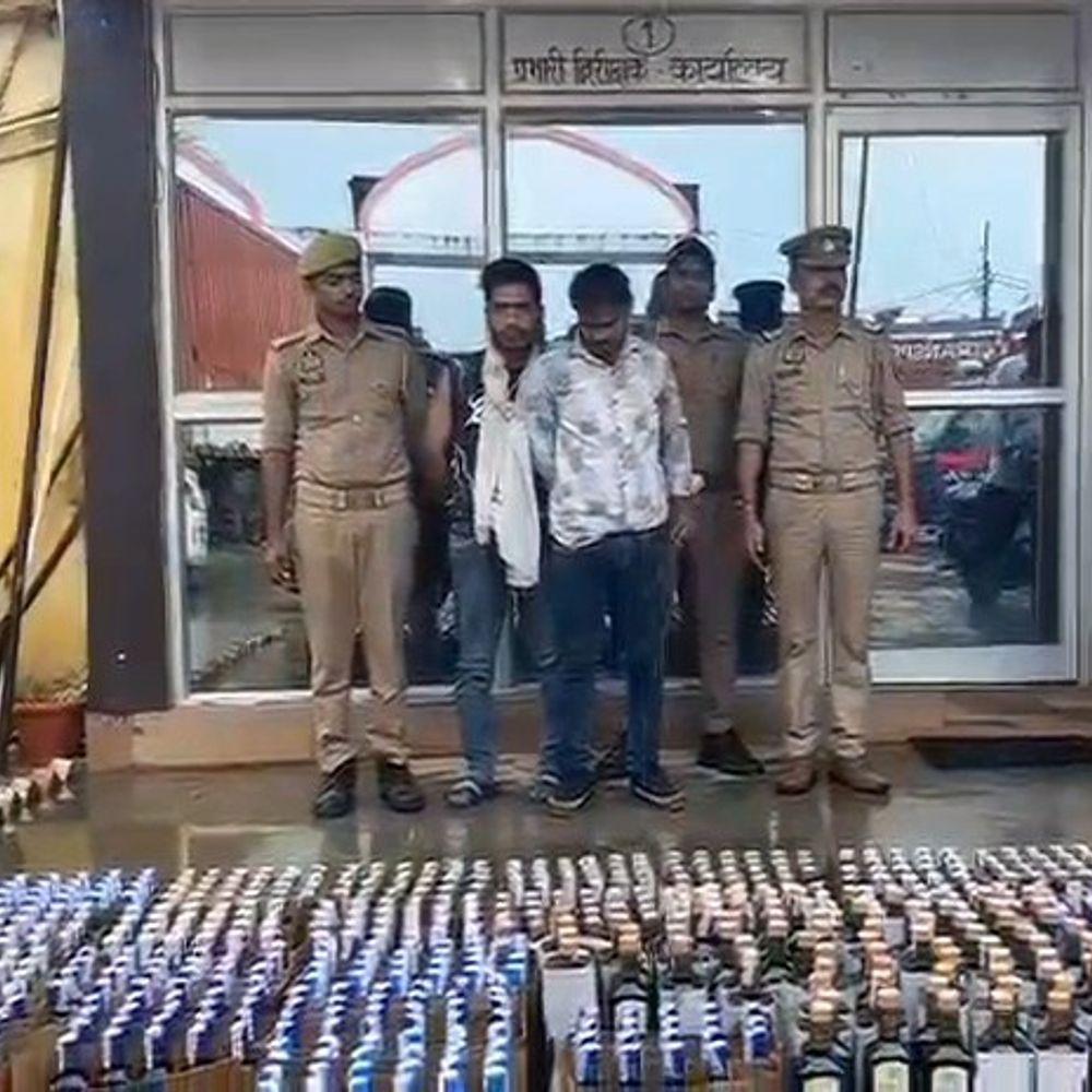 चंदौली में 273 लीटर अवैध अंग्रेजी शराब बरामद:दो अंतरराज्यीय तस्कर गिरफ्तार, हरियाणा से बिहार ले जाकर करते थे सप्लाई