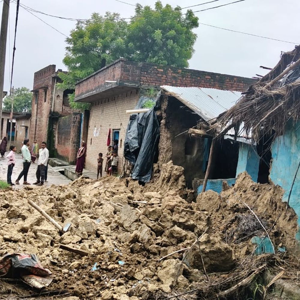 फतेहपुर में बारिश से 7 कच्चे मकान और कोठरियां गिरीं:गृहस्थी का सामान मलबे में दबा, कोई जनहानि नहीं