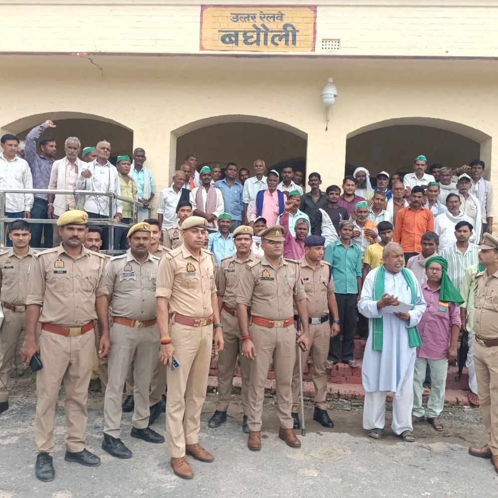 हरदोई के बघौली स्टेशन पर किसानों का प्रदर्शन:प्रमुख ट्रेनों के ठहराव और यात्री सुविधाएं बढ़ाने की मांग, नायब तहसीलदार को सौंपा ज्ञापन