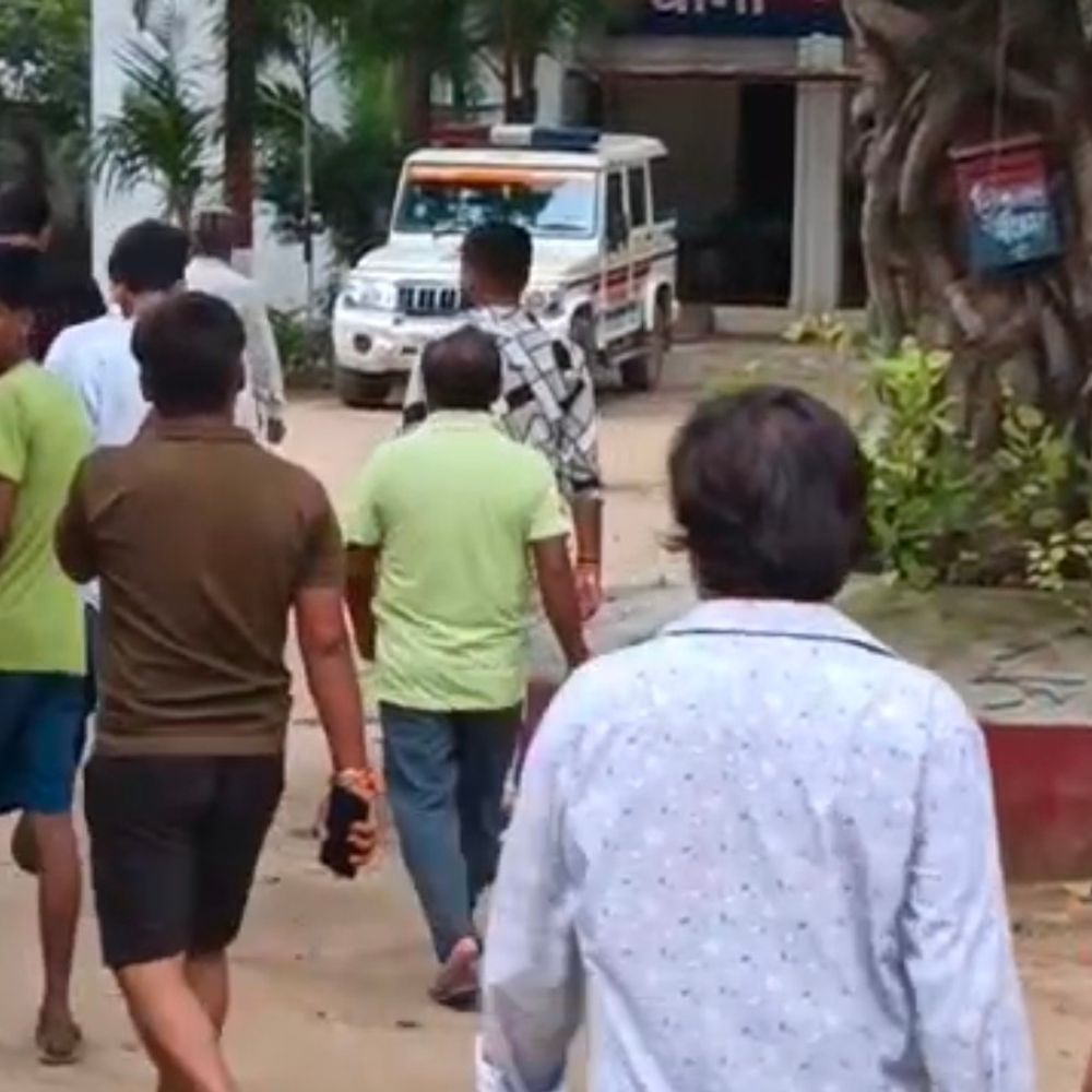 थार सवार को बाइक सवार दबंगों ने पीटा, VIDEO:प्रतापगढ़ में CCTV फुटेज आए सामने, 10 रुपए और सोने की चेन लूटने का आरोप